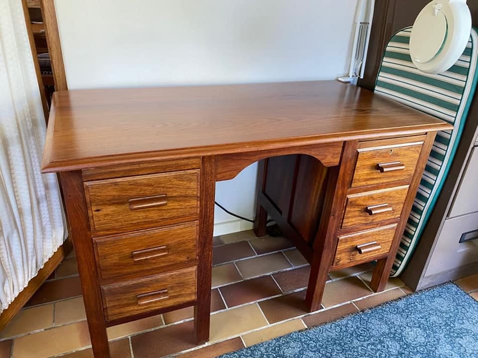 Kiaat desk